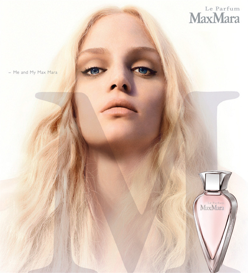 Affiche pour le Moyen-Orient du parfum avec un M superposé sur le visage d'une femme blonde 