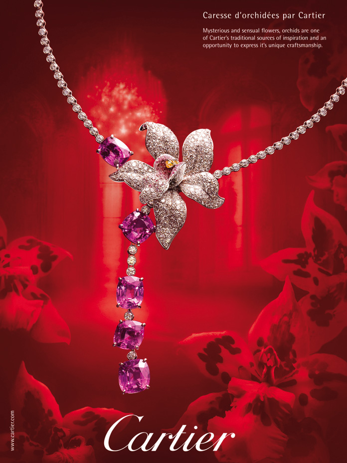 1 pendantif en forme d'orchidées diamant et rubis devant une composition monochromes rouge d'intérieur luxe avec des fleurs