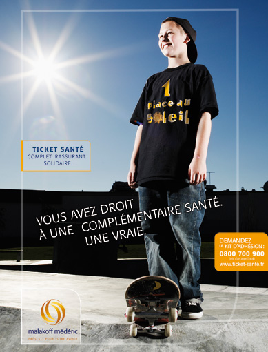 affiche d'un jeune garçon avec un skate-board portant un tee-shirt sur lequel est écrit une place au soleil